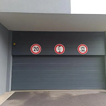 2-modern In The Old Town Апартаменты *